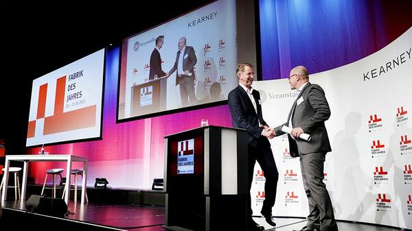 Shakehands bei "Fabrik des Jahres": Prof. Dr.-Ing. Dipl.-Wirt.-Ing. G�nther Schuh von der RWTH Aachen Universit�t (li.) gratuliert Kurtz Ersa-CEO Ralph Knecht zum GEO Award.