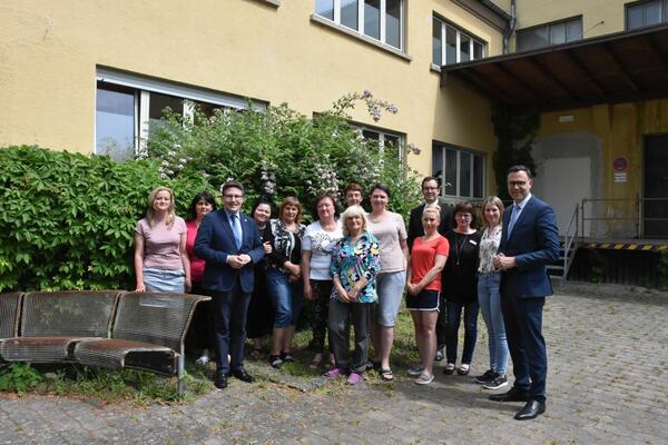 Landrat Christoph Schauder (dritter von links), Erster Landesbeamter Florian Busch (zehnter von links) und Staatssekretr Siegfried Lorek (rechts) mit geflchteten Frauen aus der Ukraine sowie Mitarbeiterinnen des Amtes fr soziale Sicherung, Teilhabe und Integration: Im Rahmen des Besuchs des Staatssekretrs des Ministeriums der Justiz und fr Migration wurde auch eine Unterkunft fr geflchtete Menschen in Tauberbischofsheim besucht.