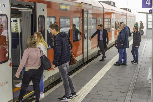 Mit dem 9-Euro-Ticket knnen Bus, Bahn und Ruftaxi im Juni, Juli und August kostengnstig genutzt werden.