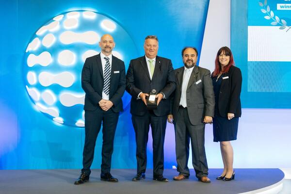 Das Foto zeigt Patrick Vandenrhijn, CEO von bdtronic, und Carlo Motta, die den "Excellence award" und den "Engineer of the year" entgegennehmen.