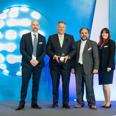 bdtronic gewinnt zwei globale Auszeichnungen auf der CWIEME-Messe: Patrick Vandenrhijn (zweiter von links), CEO von bdtronic, und Carlo Motta (zweiter von rechts) nehmen den "Excellence award" und den "Engineer of the year" entgegen.