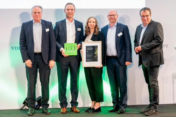 Das Foto zeigt Uwe Rothaug (Geschäftsführer), Matthias Hofmann (Geschäftsführer), Lisa Knoops (Projektleiterin) und Ralph Knecht (CEO), die stellvertretend für die Belegschaft einen der heißbegehrten IKU 2022 entgegennahmen.