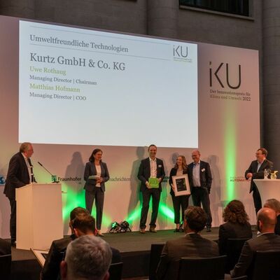 Geschftsfhrer Uwe Rothaug hielt die Dankesrede fr den IKU 2022, den die Kurtz GmbH & Co. KG mit seiner Radiofrequenz-Technologie in der Kategorie Umweltfreundliche Technologien erhielt.