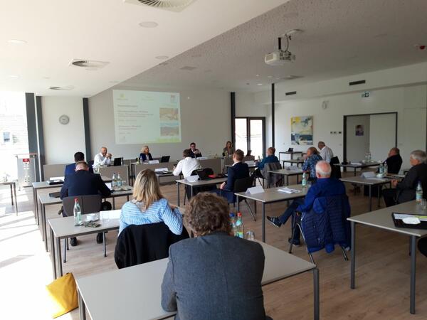 Die Lenkungskreissitzung Klimaschutz fand im Beisein von Vertretern des Sponsorenkreises Klimaschutz sowie von Fraktionsvorsitzenden und Energieberaterinnen und -beratern statt. Gesch�ftsf�hrer J�rgen Muhler, Dezernentin Ursula M�hleck, Landrat Christoph Schauder und Amtsleiterin Ina Nolte (von links) pr�sentierten den aktuellen Stand der Klimaschutzaktivit�ten des Landkreises.