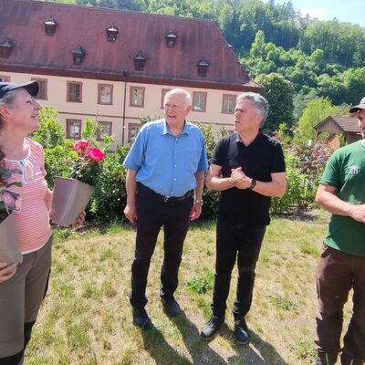 Landrat Michael Harig aus Bautzen (2.v.r.) �bergibt an G�rtnerin Karin Pauly (links) vom Kloster Bronnbach und Hausmeister Fabian Albert (rechts) Rosenst�cke als Gastgeschenk. Georg Kremer (2.v.l.) aus dem Partnerlandkreis Tolna in Ungarn schlie�t sich den Dankesworten an.