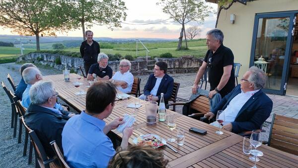 Bild vergr&ouml;&szlig;ern: Das Foto zeigt Landrat Michael Harig bei seiner Abschiedsrede an Altlandrat Reinhard Frank, Landrat Christoph Schauder und Altlandrat Georg Denzer.