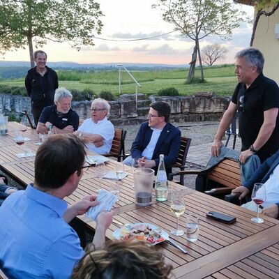 Landrat Michael Harig (2.v.r.) bei seiner Abschiedsrede an Altlandrat Reinhard Frank (rechts), Landrat Christoph Schauder (3.v.r.) und Altlandrat Georg Denzer (4.v.r.).
