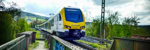 Regionalexpress auf der Frankenbahn-Strecke bei Gerlachsheim: Die Ergebnisse der Machbarkeitsstudie zeigen laut Landrat Christoph Schauder, dass bereits zeitnah infrastrukturelle Verbesserungen zur Stabilisierung der Fahrpl�ne auf der Frankenbahn m�glich sind.