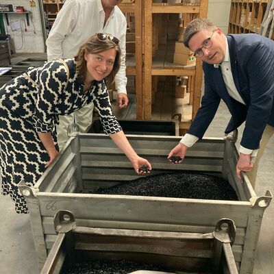 Brgermeisterin Heidrun Beck, Gesellschafter Thomas Schnizler und Landrat Christoph Schauder (von links) an einer Schtte mit Schrauben.