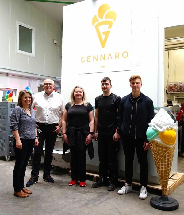 Bürgermeister Schreglmann und Hauptamtsleiterin Hickl-Seitz mit den Inhabern des Familienunternehmen Gennaro-Eis