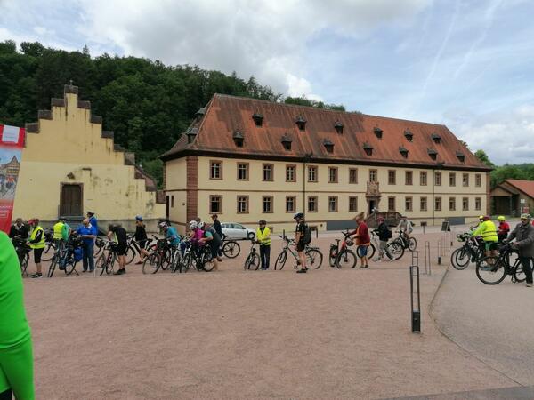 Das Foto zeigt die Teilnehmerinnen und Teilnehmer der von der Bürgerinitiative Pro-Region organisierten Radtour ab Lauda-Königshofen auf dem Kirchenvorplatz des Klosters Bronnbach.