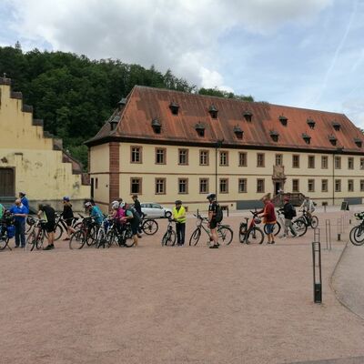 Nach der Radtour ab Lauda-Knigshofen trafen die Teilnehmerinnen und Teilnehmer der von der Brgerinitiative Pro-Region organisierten Aktion auf dem Kirchenvorplatz des Klosters Bronnbach ein.