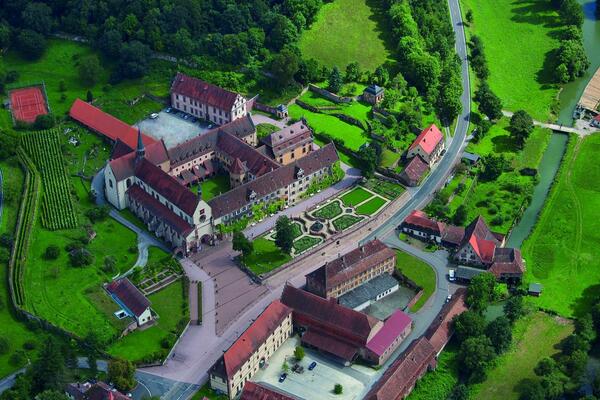 Das Kloster Bronnbach von oben: Am Sonntag, 19. Juni, findet die Erffnung des Bronnbacher Abschnitts des Europischen Kulturwegs mit einer Rundwanderung durch die Klosterlandschaft statt.
