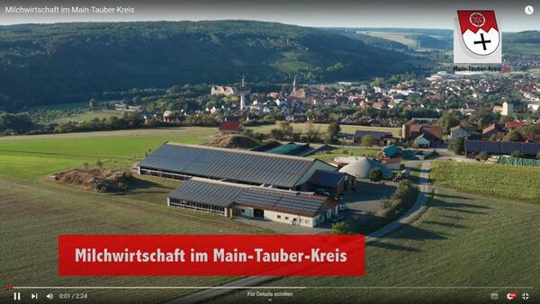 Michael Beck und Jrgen Stolz von der Hof Aischland Milch GbR erlutern, wie sie ihr Futtermittel komplett in der Region erzeugen und im modernen Stall fr das Wohlbefinden der Tiere sorgen. Die Kuh ernhrt sich wahrscheinlich regionaler als wir, sagt Michael Beck. Das eingesetzte Melkkarussell erlaubt es, viele Tiere in kurzer Zeit zu melken. Zugleich bietet es tglich Kontakt zu jedem Tier.