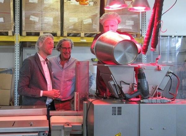 Kiloweise Schokolade: OB Herrera Torrez lie� sich beim Besuch von Art of Chocolate die Produktionsabl�ufe zeigen.