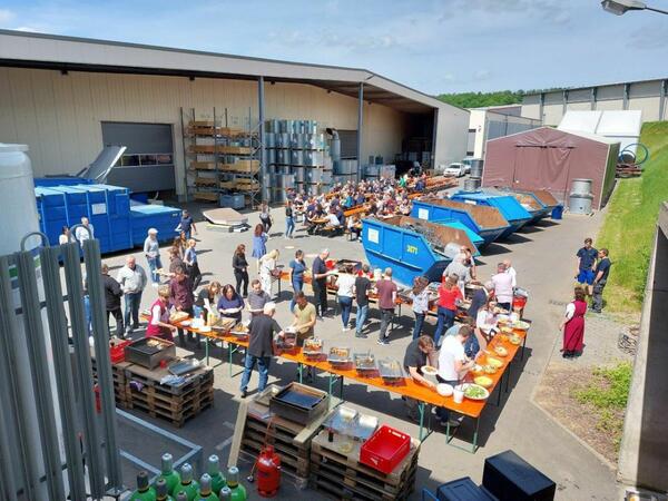 Ganz authentisch und rustikal im Hinterhof des Firmengeländes feierten die Beschäftigten der Systemair GmbH bei einem Grillfest den Rekordumsatz.
