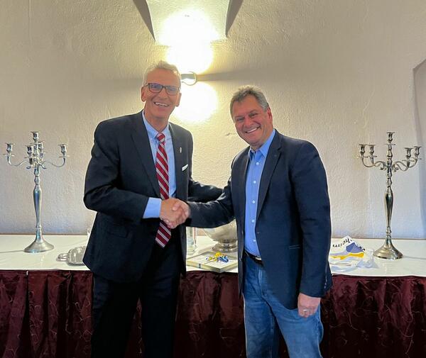 Bürgermeister Wolfgang Stein gratuliert Bodo Müller, Geschäftsführer der Helmut Geissler Glasinstrumente GmbH, zum 70-jährigen Firmenjubiläum.