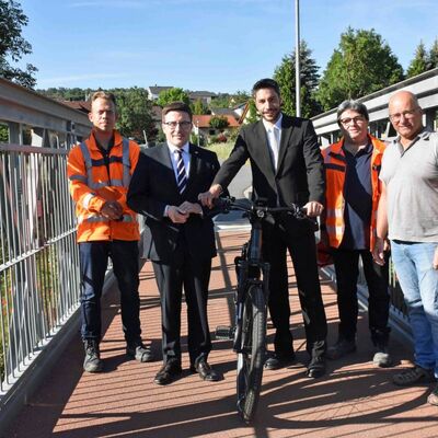 Auch über die Situation an der sehr gut angenommen, provisorischen Ersatzbrücke für Fußgänger und Radfahrer informierten sich (von links) der stellvertretende Straßenbauamtsleiter Christian Meißner, Landrat Christoph Schauder, Bürgermeister Nick Schuppert, der örtliche Bauüberwacher Reinhold Ernst vom Straßenbauamt und Ortsvorsteher Haas.