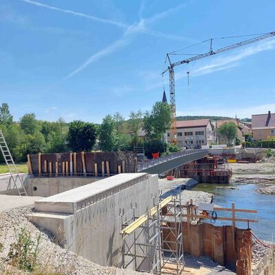 Mit dem ersten, 28 Tonnen schweren Stahlhohlkasten wurde beim Brückenneubau in Elpersheim die Verbindung zwischen dem Widerlager auf der Bahnhofsseite der Tauber und dem Mittelpfeiler hergestellt.
