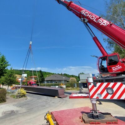 Unter lautem Geräusch wurden die Stahlhohlkästen mit dem Kran angehoben.