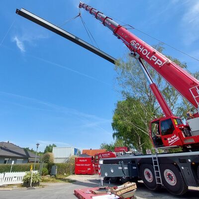 Da die im Baufeld fest installierten Krane für eine solche Belastung nicht ausgelegt sind, wurde zum Versetzen der 28 Tonnen schweren Stahlhohlkästen ein Mobilkran des Spezialunternehmens Scholpp eingesetzt.