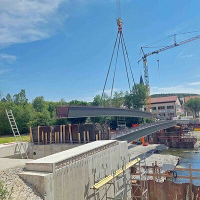 Die beiden Stahlhohlkästen wurden nebeneinander zwischen dem Widerlager auf der Bahnhofsseite der Tauber und dem Mittelpfeiler eingesetzt.