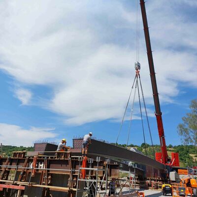 Unter der Leitung des Poliers Markus Rüdele wurden die Stahlhohlkästen zentimetergenau zwischen Widerlager am Ufer und Mittelpfeiler platziert.