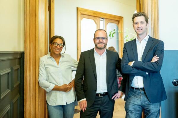 Dr. Gunther Wobser (Mitte) zusammen mit der Vorsitzenden Janina Kugel und Kristian Schalter, Abteilungsleiter Strategie und Zukunft der Arbeit des BDA