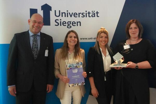 Vierfach ausgezeichnet beim BestPersAward 2022: das CHR-Team des Kurtz Ersa-Konzerns (v.r.): die HR Experts Susanne Eyrich, Linda Emmerling und Viktoria Labisch -links im Bild Prof. Dr. Volker Stein von der Universit�t Siegen.