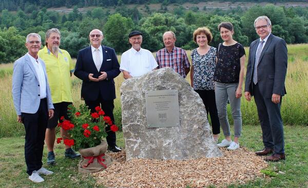 Feierliche Enth�llung des Gedenksteins zur Flurneuordnung Bad Mergentheim-Edelfingen am Radweg zwischen Bad Mergentheim und Edelfingen am Auenbiotop (von links): Dezernent Werner R�ger, Manfred Freund, Oberb�rgermeister Udo Glatthaar, Martin Balz, Harald Bauer, Karin Stephan, Anja Kraft und Dieter Ziesel.