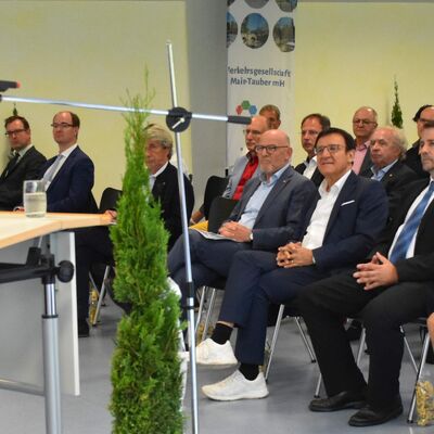 Landrat Christoph Schauder bei der Veranstaltung "25 Jahre VGMT": Der Landrat appellierte an den Verkehrsminister, dass dieser auf die Notwendigkeit des Ausbaus der �PNV-Infrastruktur aufmerksam macht.