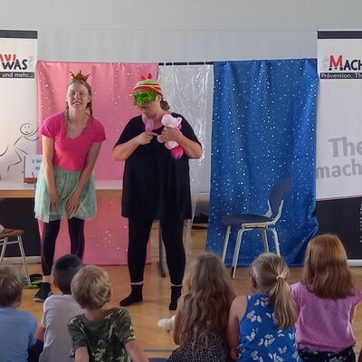 Gespannt verfolgen die Kinder die Auff�hrung "@ Ed und ich" des Pr�ventionstheaters "Mach Was", in der Grundschule Boxberg-Schweigern. 