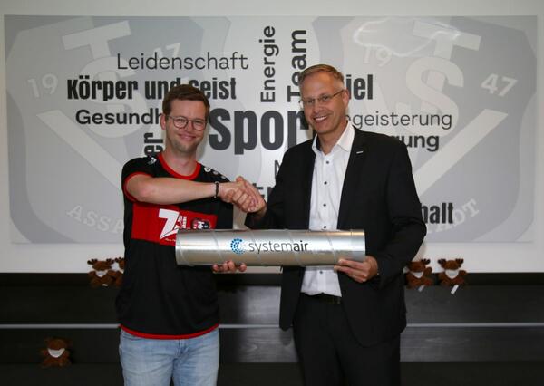 Zur offiziellen �bergabe der L�ftungsanlage �berreichte der Gesch�ftsf�hrer der Systemair GmbH, Stefan Fischer, ein Kanalteil an den 1. Vorsitzenden des TSV Assamstadt, Christian H�gel, symbolisch f�r die L�ftungsanlage im Wert von 10.000 Euro.