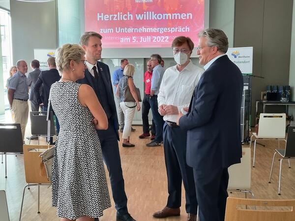 OB Herrera Torrez im Gespr�ch mit Unternehmern