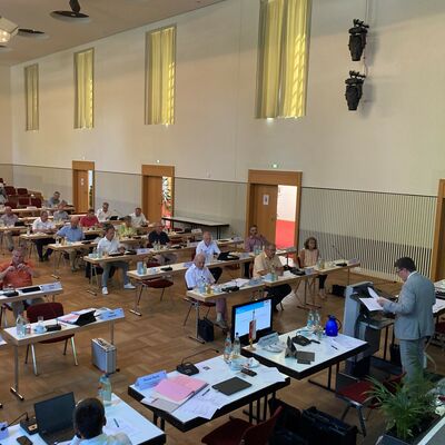 Das Gremium whrend der Kreistagssitzung am 20. Juli: Der Kreistag tagte im Kursaal in Bad Mergentheim.