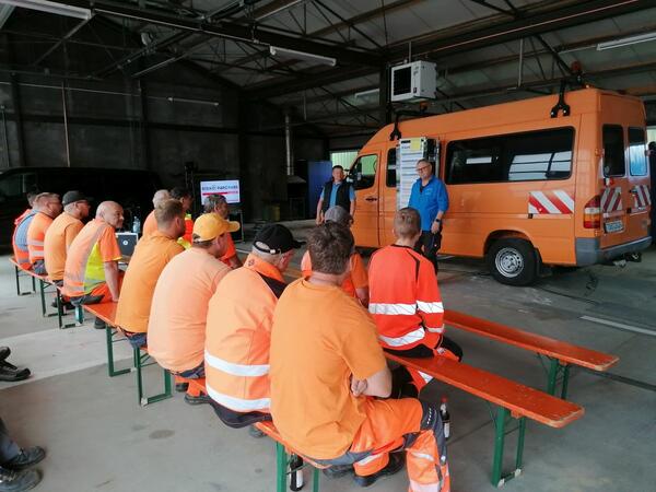 Der Simulator des Risikoparcours mit eingebautem Fahrzeug der Straenmeisterei Bad Mergentheim: Die Teilnehmenden bildeten sich hier im Umgang mit Hochrisikosituationen und fr mehr Sicherheit in der tglichen Arbeit weiter. 