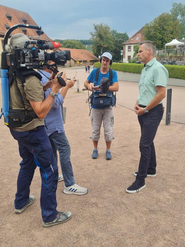 Ein SWR-Fernsehteam hat im Kloster Bronnbach f�r die Sendung �Treffpunkt� gedreht. Thema des Beitrages ist �Essen an besonderen Orten�. Im Interview stellte Kulturamtsleiter Frank Mittnacht (rechts) das Kloster Bronnbach vor.