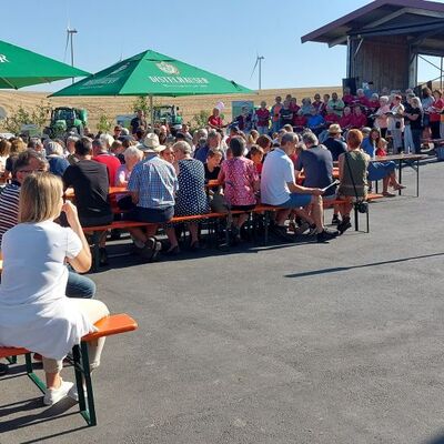 Bereits zum Gottesdienst mit anschlieender Segnung des Stalles fanden sich viele interessierte Besucherinnen und Besucher auf dem Heuwiesenhof ein.