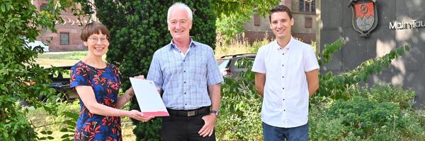 Dezernentin Elisabeth Krug verabschiedet Karl H�fling. Sein Nachfolger Fabian Bayer (von links) freut sich auf seine neuen Aufgaben. 