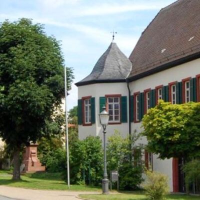 Rathaus und Kirche im Ortsteil Eubigheim