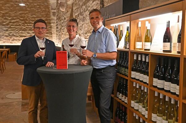 Landrat Christoph Schauder, Weing�stef�hrerin Karin Pauly und Kulturamtsleiter Frank Mittnacht (v.l.) freuen sich �ber die Aufnahme der Vinothek im Kloster Bronnbach in den Genussguide �Gault Millau�. 