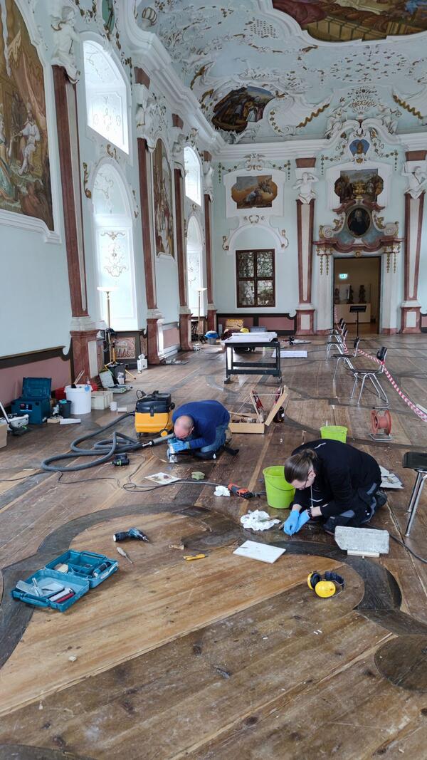 Das Restaurierungsatelier Uttenrodt restauriert seit einigen Monaten den barocken Holzboden im Josephsaal des Klosters Bronnbach. In mhevoller Kleinarbeit werden Schden und Ausbrche behoben. 