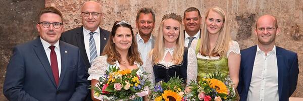 Der Vorstand des Tourismusverbands "Liebliches Taubertal" mit den Taubert�ler Weinhoheiten (v.l.n.r.): Vorsitzender Landrat Christoph Schauder, Oberb�rgermeister Udo Glatthaar, die Taubert�ler Weinprinzessin Mareike Fries, B�rgermeister Wolfgang Stein, die Taubert�ler Weink�nigin Christina Wille, Gesch�ftsf�hrer Sven Dell, die ehemalige Taubert�ler Weink�nigin Michaela Wille und Dr. Markus Naser, Oberb�rgermeister von Rothenburg ob der Tauber.