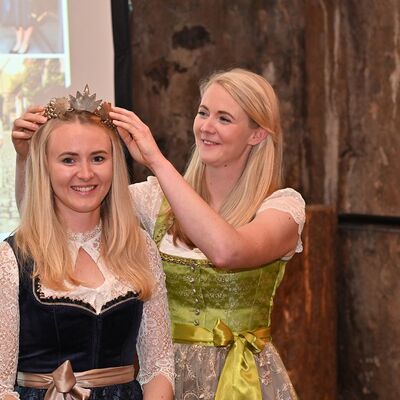 Die bisherige Weink&ouml;nigin Michaela Wille (rechts) gibt die Krone an ihre Schwester, Christina Wille, weiter.