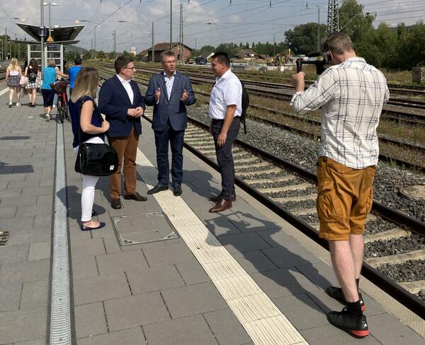 Nach ihrer jeweiligen Bahnfahrt trafen sich die beiden Landrte Christoph Schauder (Zweiter von links) und Dr. Achim Brtel (hier mit ihren Mitarbeitenden Aylin Wahl und Dirk Schfer) am Bahnhof in Lauda. Filmemacher Steffen Dhner hielt das Geschehen mit der Kamera fest.