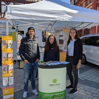 Das Team der Energieagentur Main-Tauber-Kreis mit Jrgen Muhler, Lara Stein und Nadine Hofmann (von links) stand fr Fragen zum Energiesparen zur Verfgung.