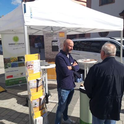 Tourstopp der Landesregierung in Tauberbischofsheim: Im Rahmen der Kampagne "Cleverländ - Zusammen Energie sparen" hatten Bürgerinnen und Bürger die Möglichkeit, sich Tipps und Hinweise zum Energiesparen einzuholen.