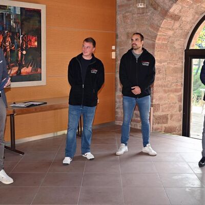 ber den Vertragsschluss in Sachen Mobilittszentrale freuten sich auch OB Markus Herrera Torrez, Taxiunternehmer Florian Stemmer und Mitarbeiter Kevin Winzenhler sowie Edgar Beuchert, Geschftsfhrer der STEG Wertheim.