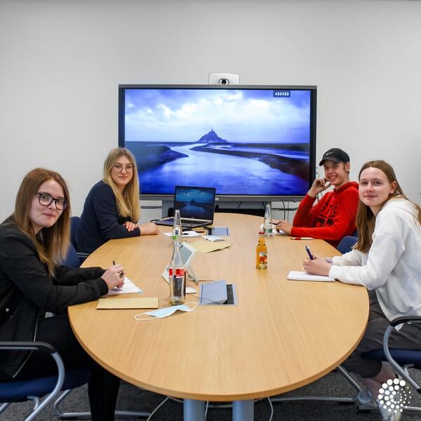 Ob Schulfruchtprogramm, Bewerbertraining mit den umliegenden Schulen oder Girls Day - die Systemair GmbH k�mmert sich schon fr�hzeitig um ihre zuk�nftigen Fachkr�fte.