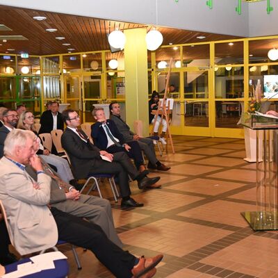 Schulleiter Manfred Breuer stellte die Synergieeffekte heraus, die im Jahr 1989 durch die Zusammenführung von Gewerblicher und Kaufmännischer Schule zum Beruflichen Schulzentrum entstanden.